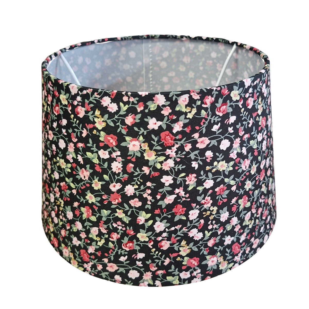 Deze zwarte bloemen lampenkap geeft een vintage bohemian sfeer aan je interieur.