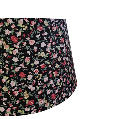 Een zwarte lampenkap met bloemenprint in chintz-stijl, ideaal voor een bohemian vintage uitstraling in je interieur.