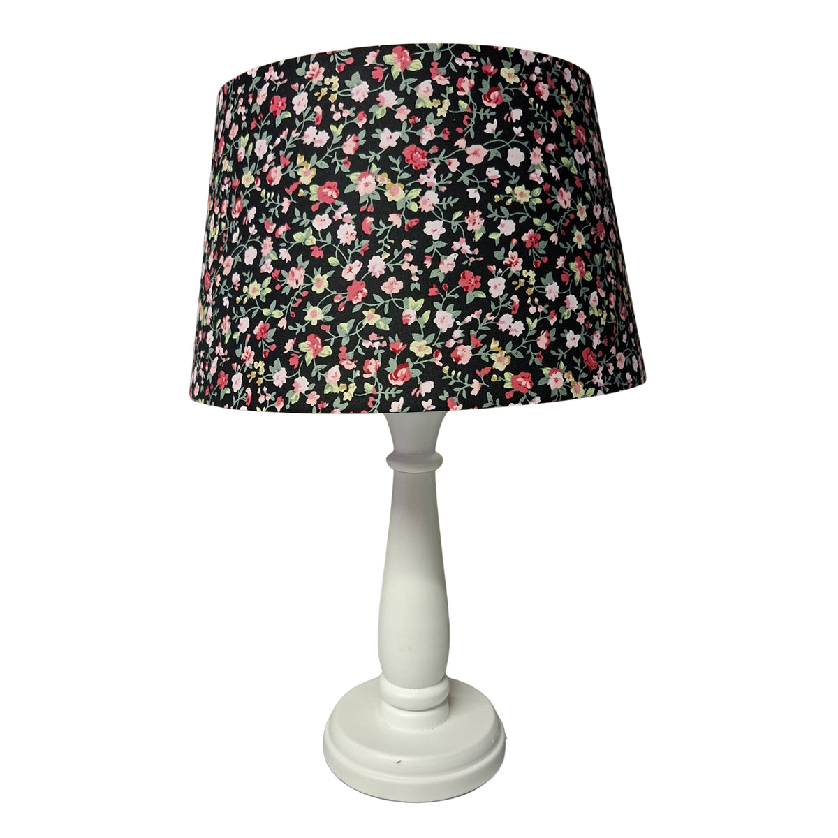 Verken de charme van deze zwarte bloemen lampenkap. Perfect voor een bohemian vintage sfeer in jouw interieur.