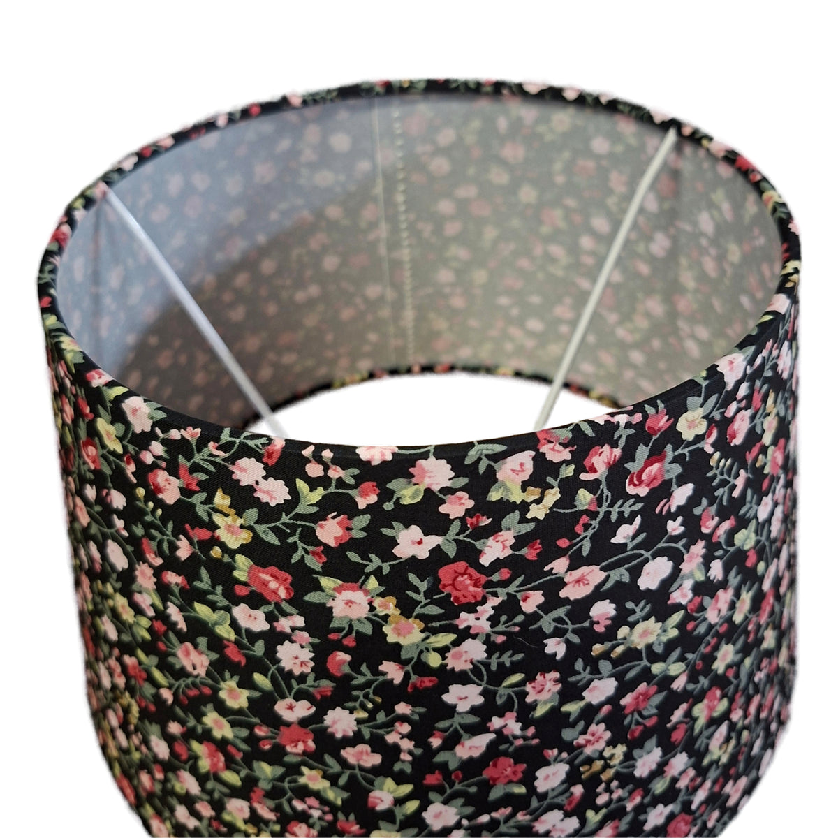 Deze zwarte lampenkap met bloemenpatroon voegt een bohemian vintage uitstraling toe aan elke kamer.