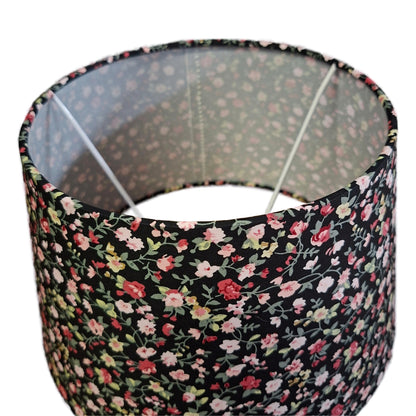 Deze zwarte lampenkap met bloemenpatroon voegt een bohemian vintage uitstraling toe aan elke kamer.