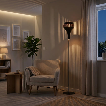Deze zwarte vloerlamp uit de Canna-serie voegt een moderne touch toe aan je interieur.
