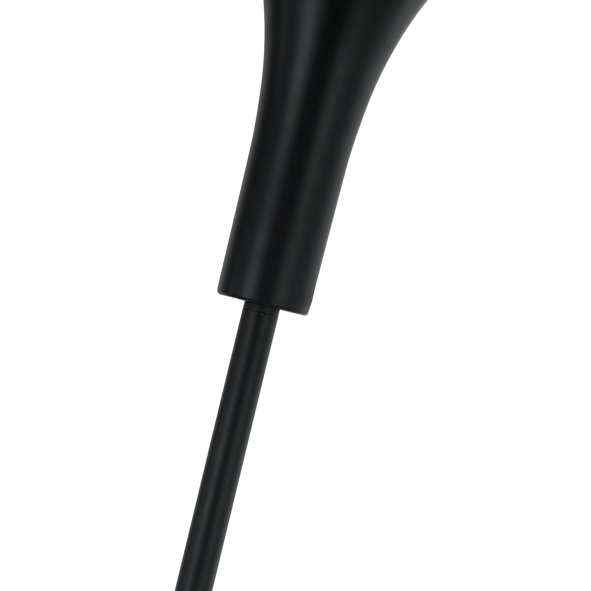 Strakke zwarte vloerlamp Canna van metaal in een minimalistisch design. Perfect voor een moderne en stijlvolle inrichting.