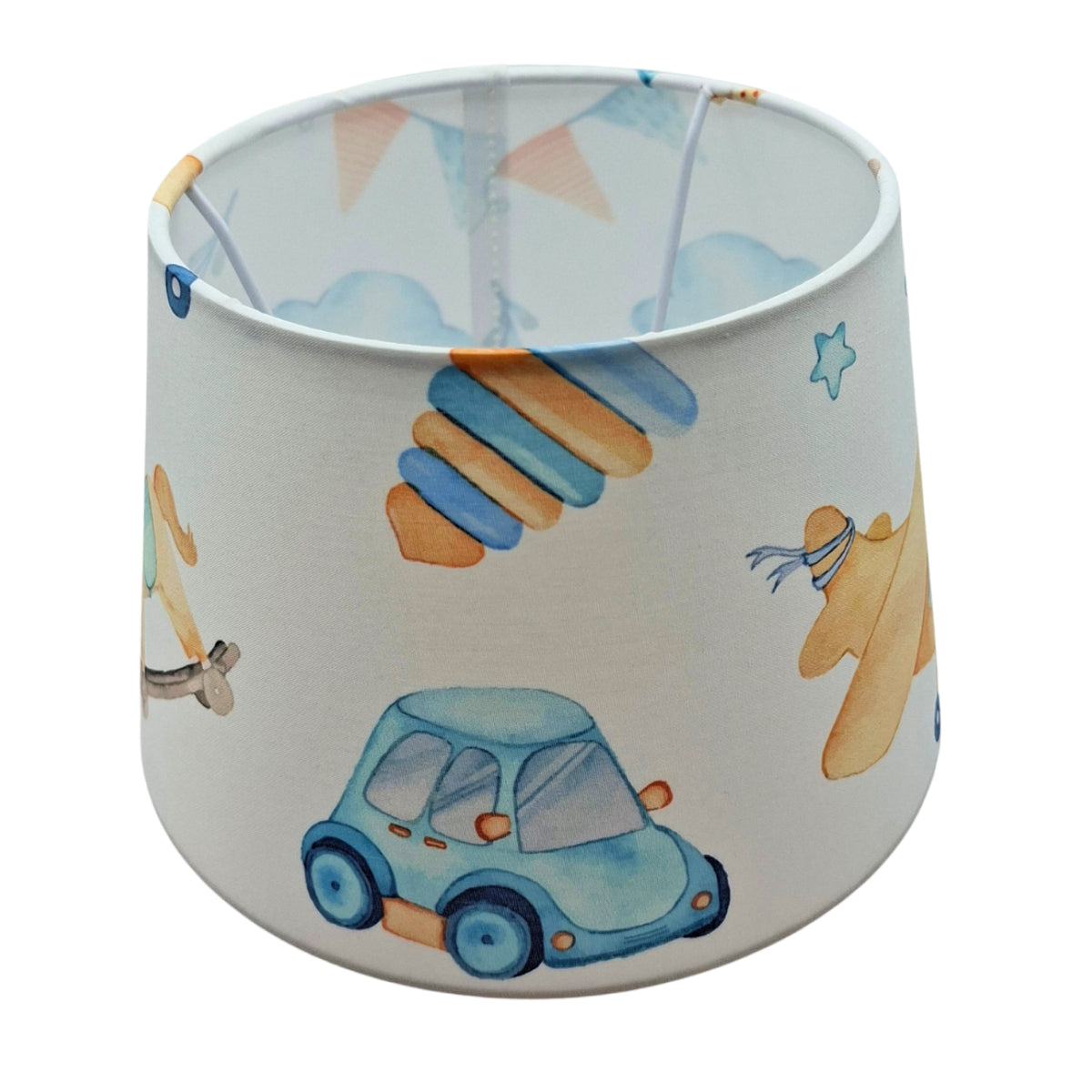 De gebroken witte lampenkap uit de Cars serie voegt een landelijke charme toe aan je interieur. Perfect voor een warme sfeer.