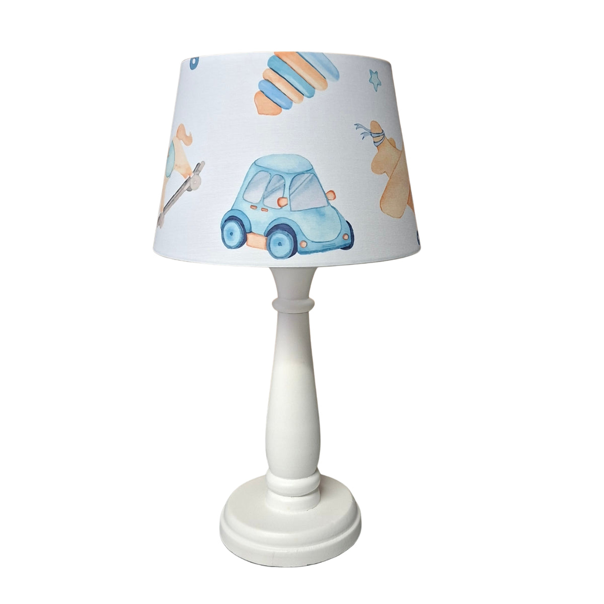 Deze gebroken witte lampenkap uit de Cars-serie voegt een landelijke charme toe aan elke kamer.