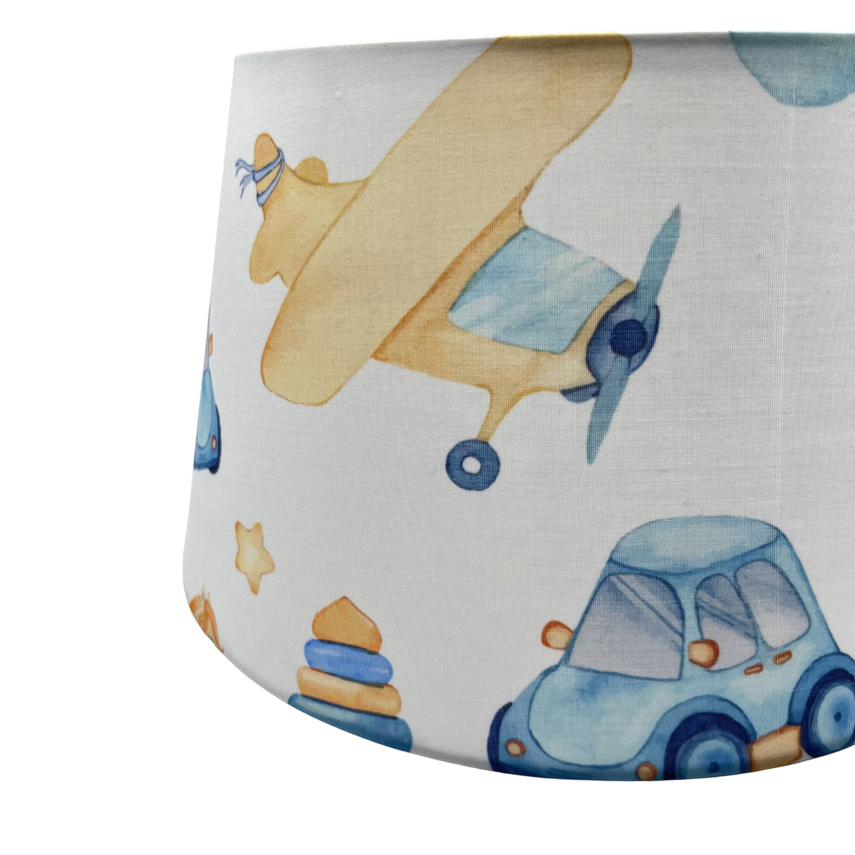 Detail van de Cars tafellamp in gebroken wit, met retro accent.