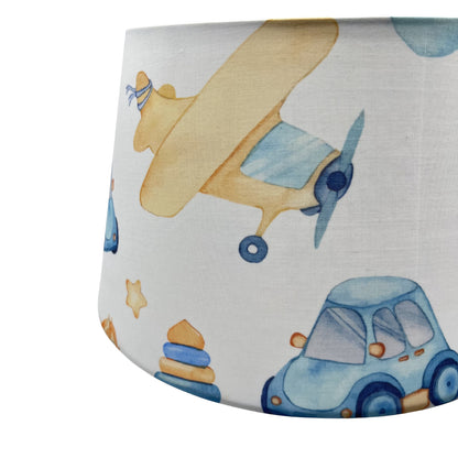 Detail van de Cars tafellamp in gebroken wit, met retro accent.