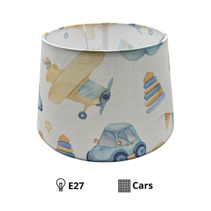 Deze unieke Cars tafellamp in gebroken wit voegt retro charme toe aan elke kamer.