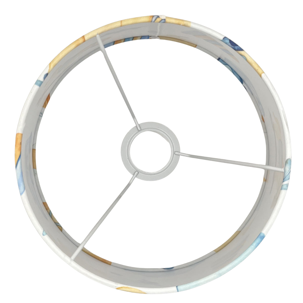 Deze tafellamp in gebroken wit en blauw heeft een speelse retro uitstraling. Perfect voor een gezellige sfeer in elke ruimte.