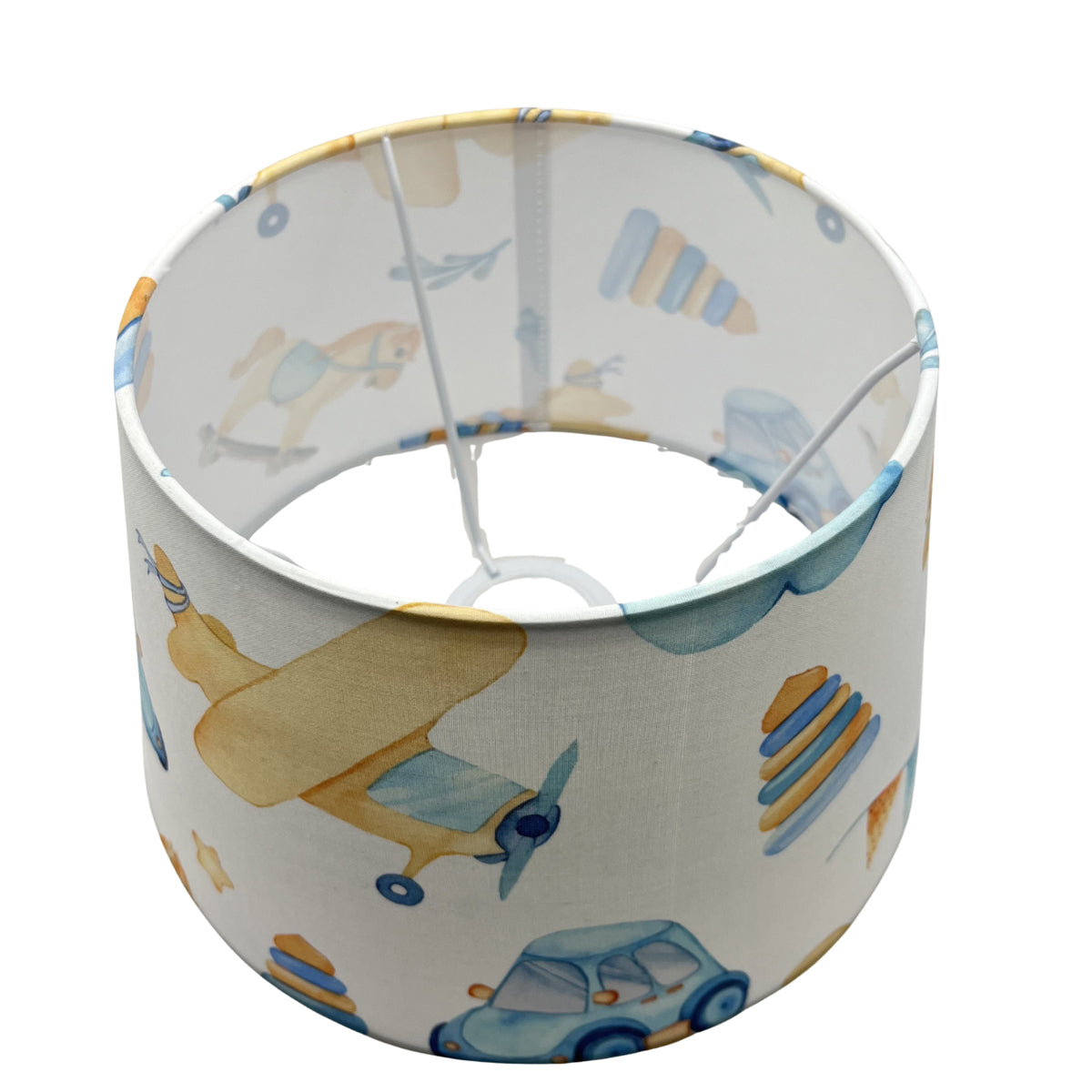 Van bovenaf gezien, brengt de Cars tafellamp in gebroken wit met blauw en goud retro charme in elke kamer.