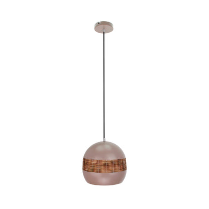 Detail van de taupe rattan hanglamp Caserta, perfect voor een landelijke sfeer. Ideaal voor boven de eettafel of zithoek.