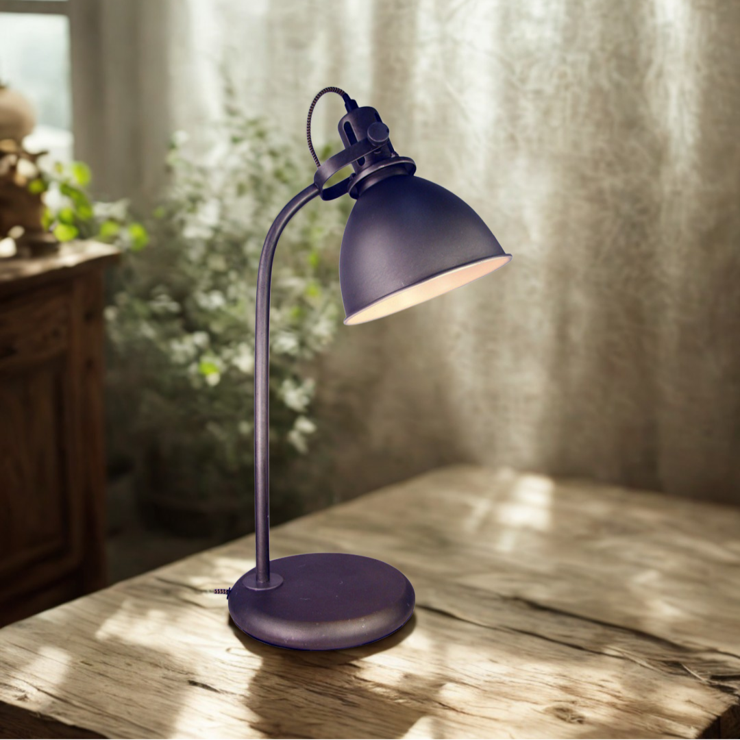 De zwarte tafellamp uit de Industrie serie voegt een robuuste charme toe aan je interieur. Perfect voor een industriële look.