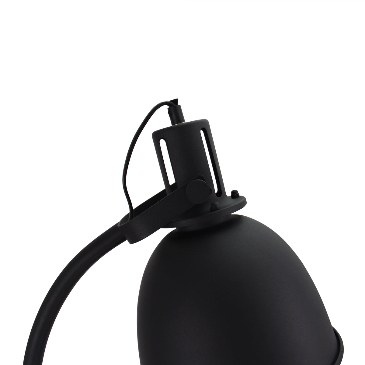 Detail van de zwarte Industrie tafellamp van Chericoni. Deze lamp voegt een stoere, industriële charme toe aan je interieur.