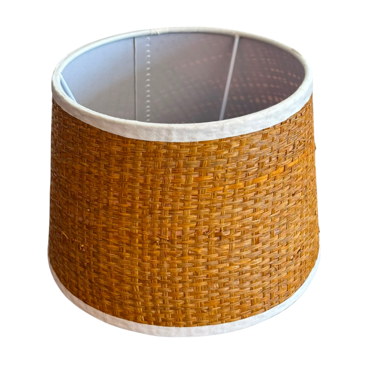 Van bovenaf gezien, biedt de lichtbruine jute lampenkap een warme uitstraling. Perfect voor een moderne sfeer in huis.