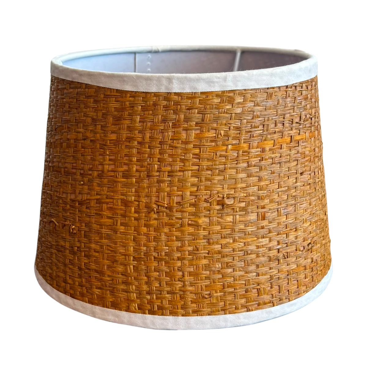 Detailweergave van de lichtbruine jute lampenkap. Deze moderne kap voegt een natuurlijke uitstraling toe aan je interieur.