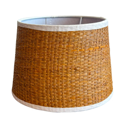 Detailweergave van de lichtbruine jute lampenkap. Deze moderne kap voegt een natuurlijke uitstraling toe aan je interieur.