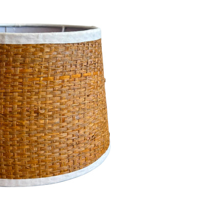 Detail van de lichtbruine jute lampenkap van Various. Perfect voor een moderne, warme sfeer in jouw interieur.