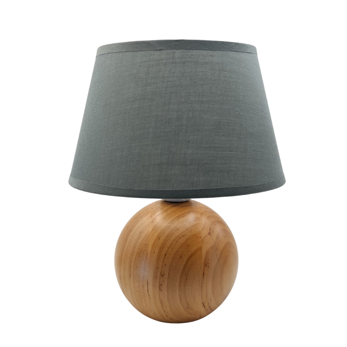 De warme, bruine houten lampenvoet van Kugel voegt een natuurlijke charme toe aan elke ruimte.