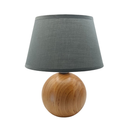De warme, bruine houten lampenvoet van Kugel voegt een natuurlijke charme toe aan elke ruimte.