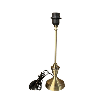 De bronzen lampenvoet van 37 cm geeft een luxe uitstraling aan je interieur. Perfect voor je favoriete lampenkap.