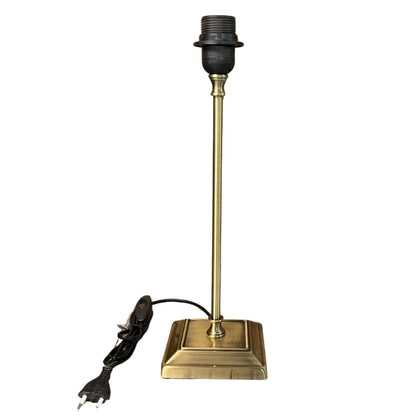 Deze bronzen lampenvoet uit de T-80 serie voegt een tijdloze elegantie toe aan je interieur.