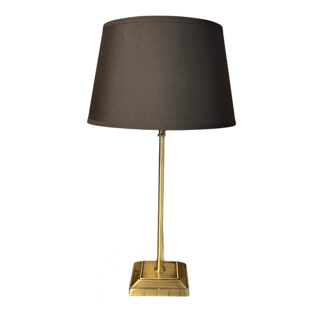 Deze bronzen lampenvoet in klassieke stijl voegt een warme, elegante touch toe aan jouw interieur.