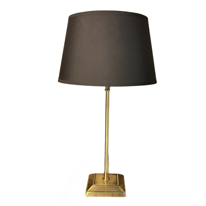 Deze bronzen lampenvoet in klassieke stijl voegt een warme, elegante touch toe aan jouw interieur.