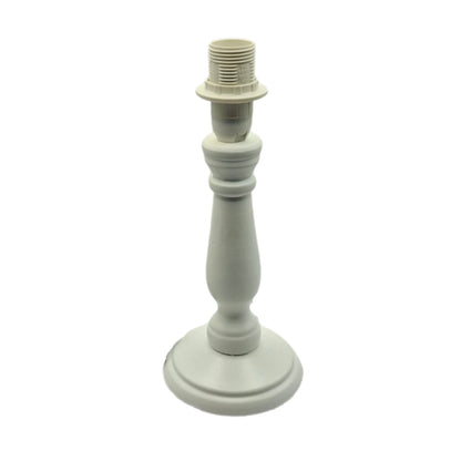 Een frisse, witte lampenvoet van hout met een hoogte van 21 cm. Perfect voor het creëren van een warme sfeer in uw interieur.