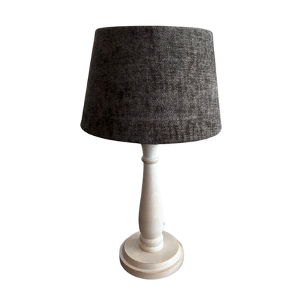 De crèmekleurige lampenvoet heeft een tijdloos ontwerp. Perfect om jouw favoriete lampen mee te accentueren.