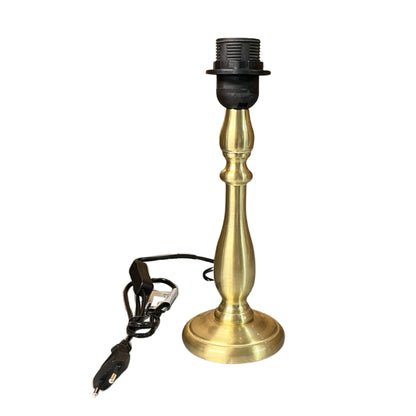 Deze fraaie messing lampenvoet is een echte eyecatcher. Perfect voor het creëren van een elegante sfeer in uw interieur.