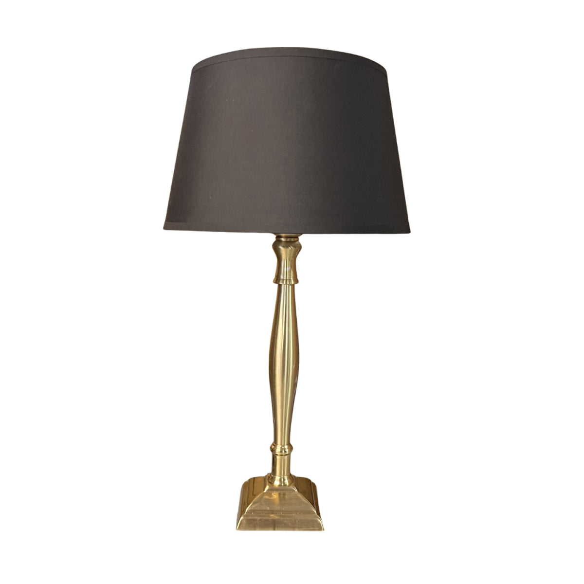 De messing lampenvoet straalt een warme sfeer uit in je interieur. Perfect voor een eigentijdse lampenkap.