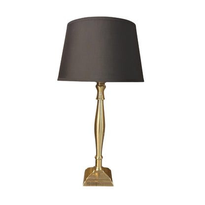 De messing lampenvoet straalt een warme sfeer uit in je interieur. Perfect voor een eigentijdse lampenkap.