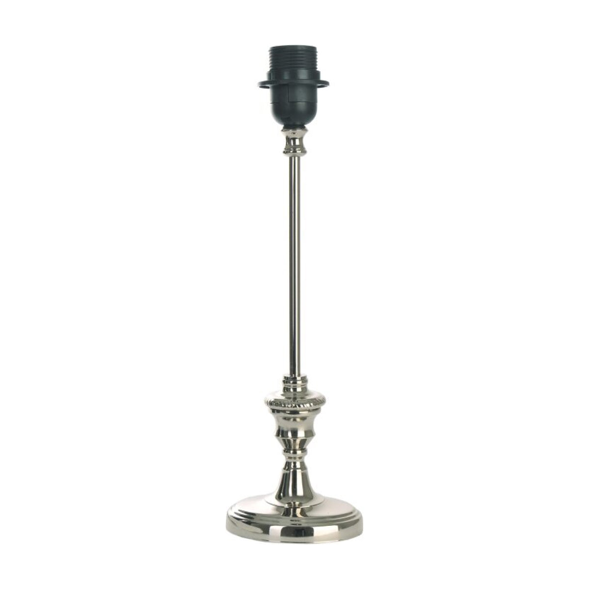 Deze elegante lampenvoet in nikkel geeft een klassieke uitstraling aan je interieur. Perfect voor een sfeervolle combinatie.