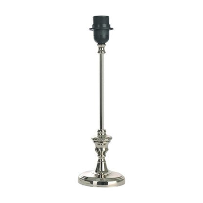 Deze elegante lampenvoet in nikkel geeft een klassieke uitstraling aan je interieur. Perfect voor een sfeervolle combinatie.