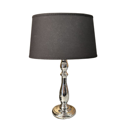 Moderne lampenvoet in nikkel, perfect voor een eigentijds interieur. Creëert een verfijnde uitstraling in elke ruimte.
