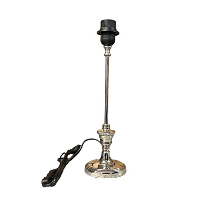 Detail van de nikkel lampenvoet van 37 cm, perfect voor een klassieke uitstraling.