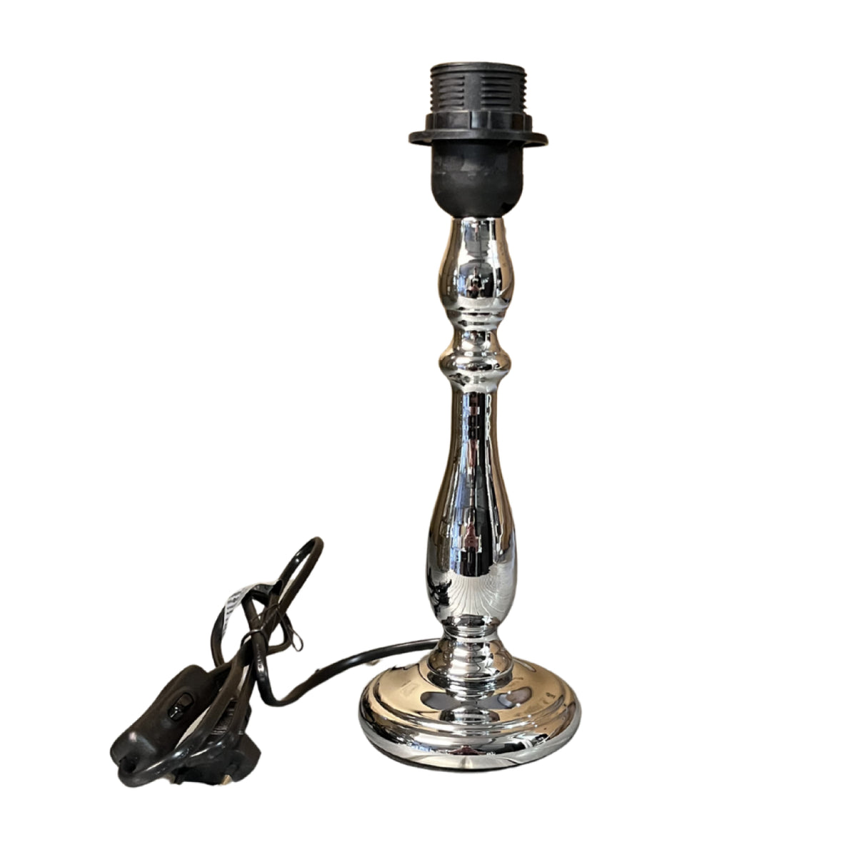 Deze nikkel lampenvoet van 26 cm heeft een moderne uitstraling. Perfect voor het creëren van een eigentijdse sfeer in huis.