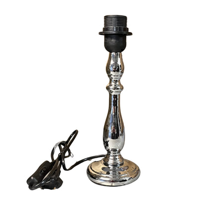 Deze nikkel lampenvoet van 26 cm heeft een moderne uitstraling. Perfect voor het creëren van een eigentijdse sfeer in huis.