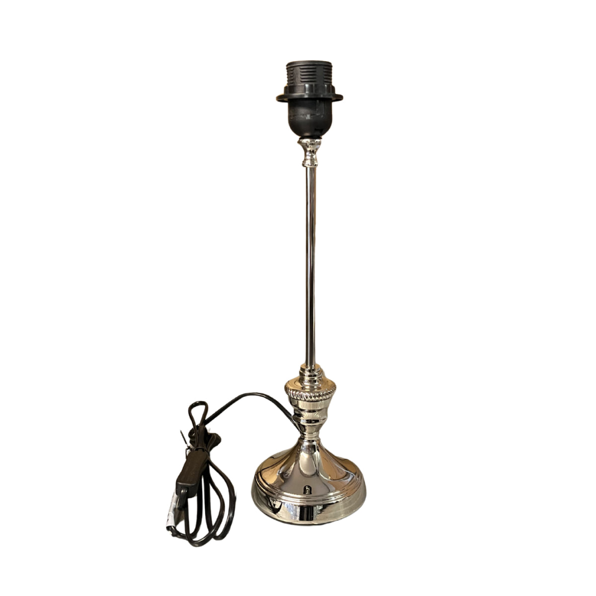 De nikkelen lampenvoet van 37 cm straalt moderniteit uit. Perfect voor het creëren van een stijlvolle sfeer.