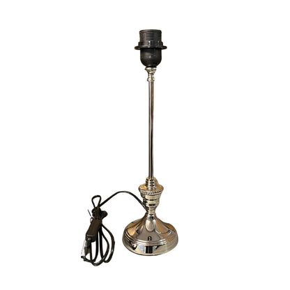 De nikkelen lampenvoet van 37 cm straalt moderniteit uit. Perfect voor het creëren van een stijlvolle sfeer.
