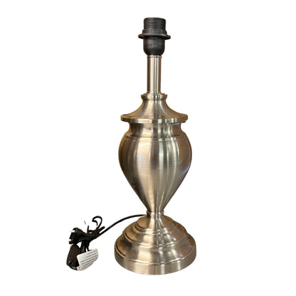 Detailweergave van de nikkelkleurige lampenvoet van 40,5 cm. Combineert elegantie met functionaliteit in uw interieur.