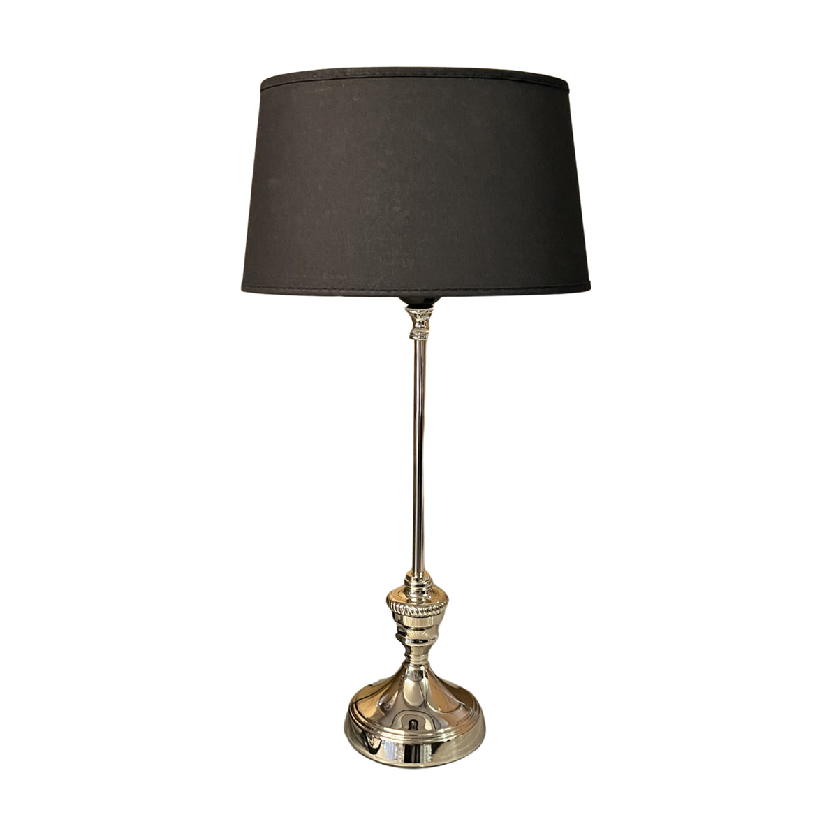 Deze nikkel lampenvoet straalt moderne elegantie uit en past perfect in een eigentijds interieur.