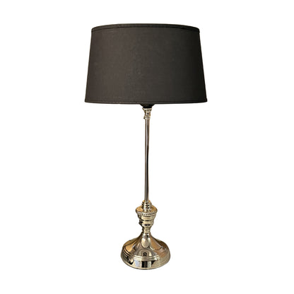 Deze nikkel lampenvoet straalt moderne elegantie uit en past perfect in een eigentijds interieur.