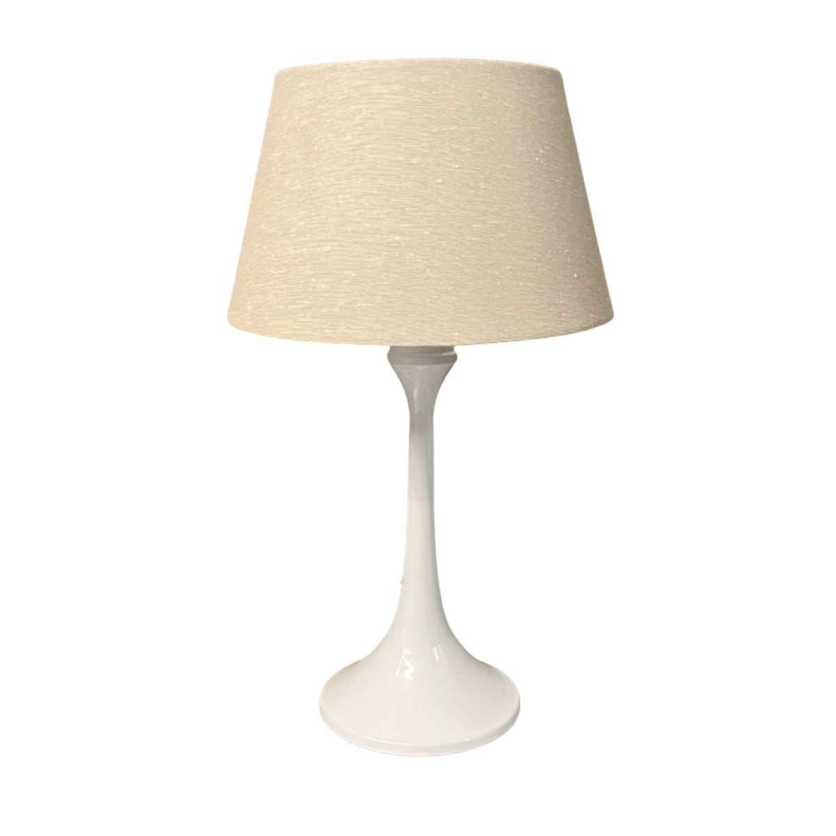 Deze witte lampenvoet straalt eenvoud en stijl uit. Perfect voor een moderne inrichting met een frisse uitstraling.