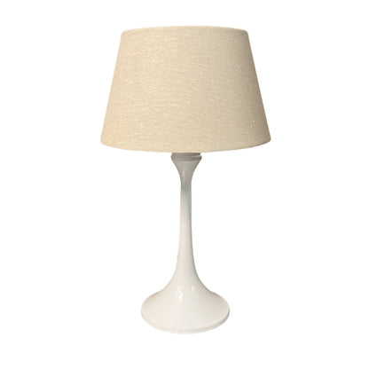 Deze witte lampenvoet straalt eenvoud en stijl uit. Perfect voor een moderne inrichting met een frisse uitstraling.