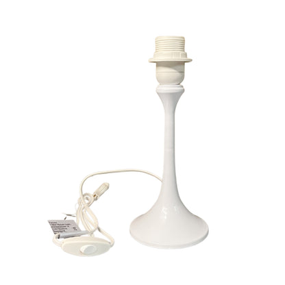 Deze witte lampenvoet heeft een modern design en past perfect in elke ruimte. Ideaal voor een stijlvol accent.