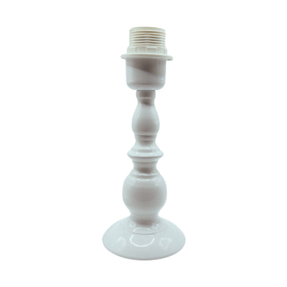 Strakke witte lampenvoet van metaal met een modern design.