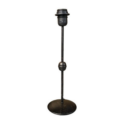 Deze zwarte lampenvoet van 38 cm past perfect in een moderne inrichting. Creëert een elegante basis voor jouw favoriete lamp.