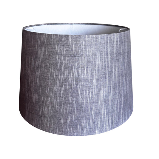 De grijze lampenkap van chintz voegt een moderne touch toe aan je interieur. Perfect voor een minimalistische uitstraling.