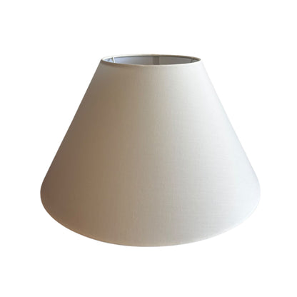 Minimalistische lampenkap in crème, perfect voor een rustige sfeer.
